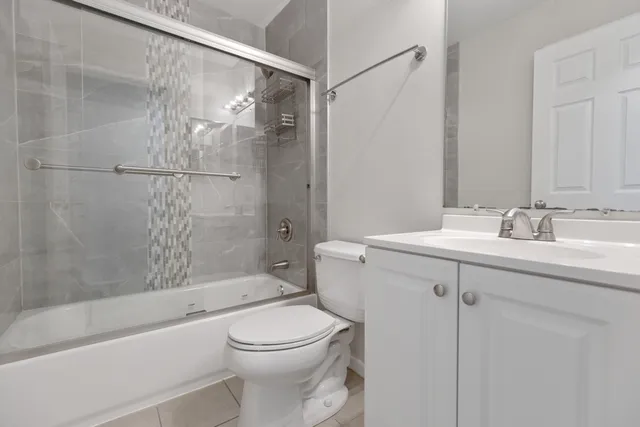 $2,030 | 27 North Victoria Lane, Unit H, Streamwood, IL 60107