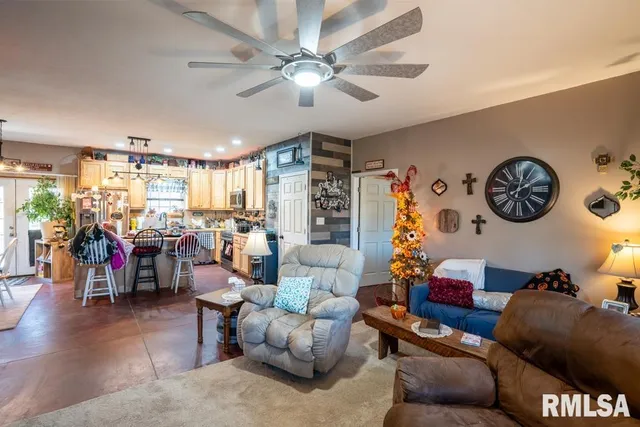 $315,000 | 13261 North Casey Road, Marion, IL 62959