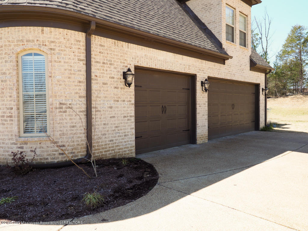 3355 Straw Bridge Road Olive Branch, MS 38654 - Photo 33 of 34 Garage