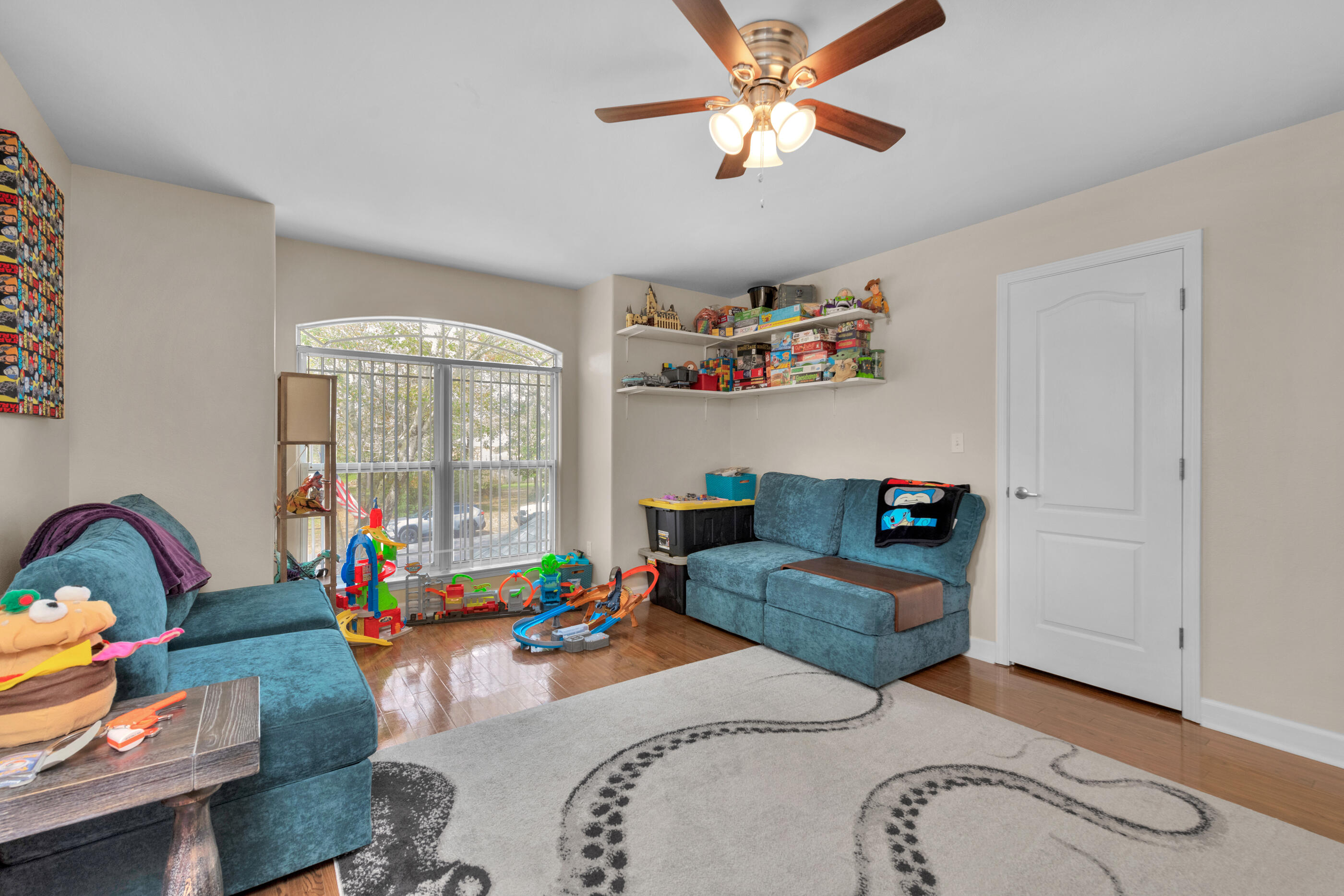 4475 Woodbridge Road Niceville, FL 32578 - Photo 29 of 49 a living room with furniture and a flat screen tv