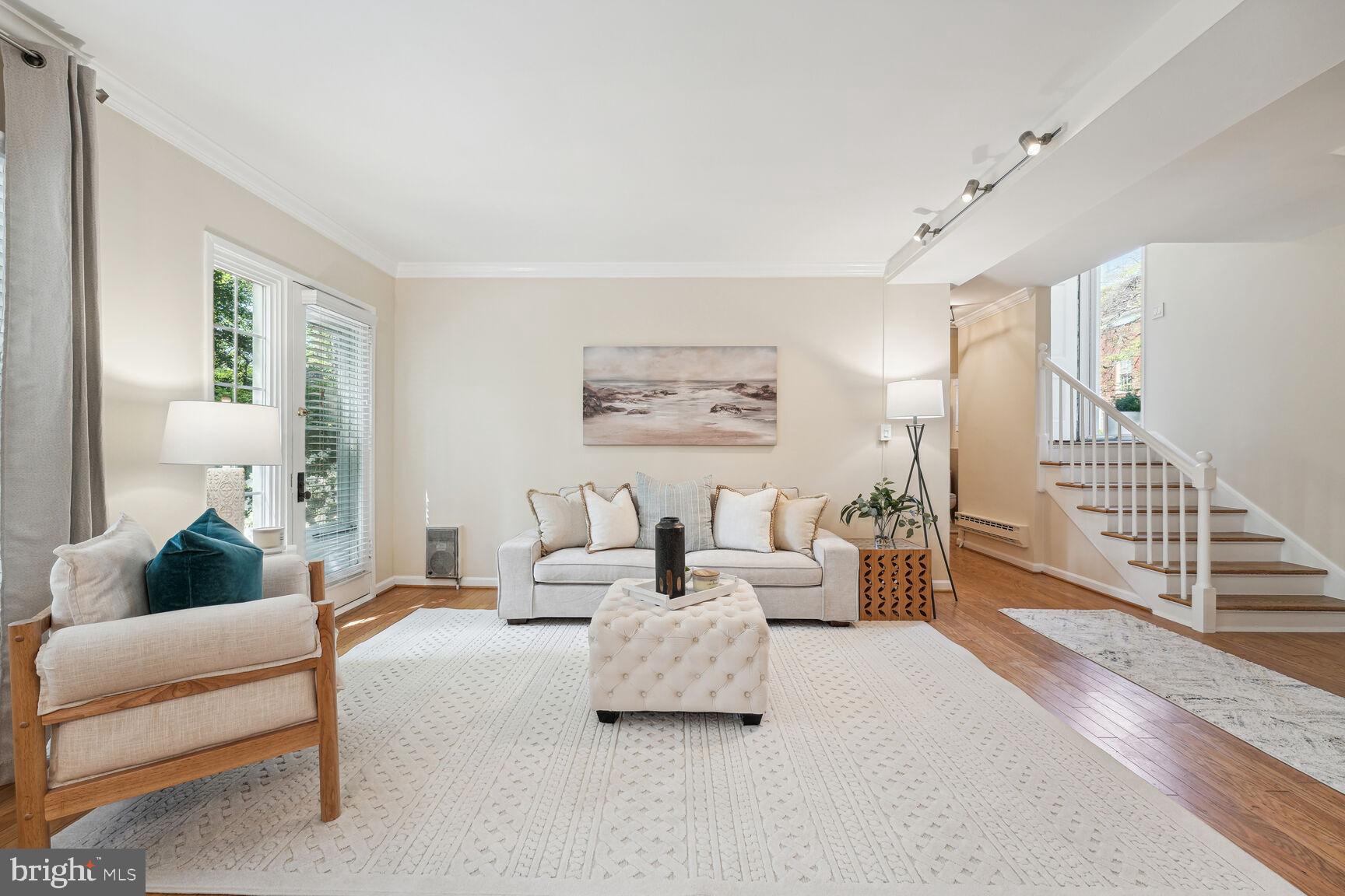 3708 Gunston Road Alexandria, VA 22302 - Photo 10 of 29 Light and bright living room