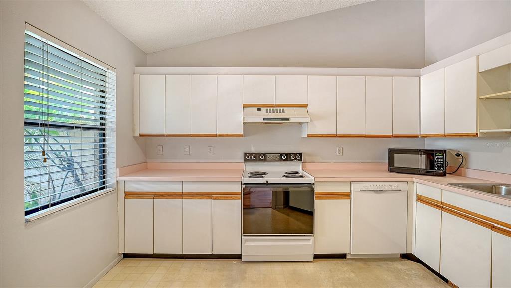 5720 Monte Rosso Road Sarasota, FL 34243 - Photo 17 of 47 Gallery Image 17