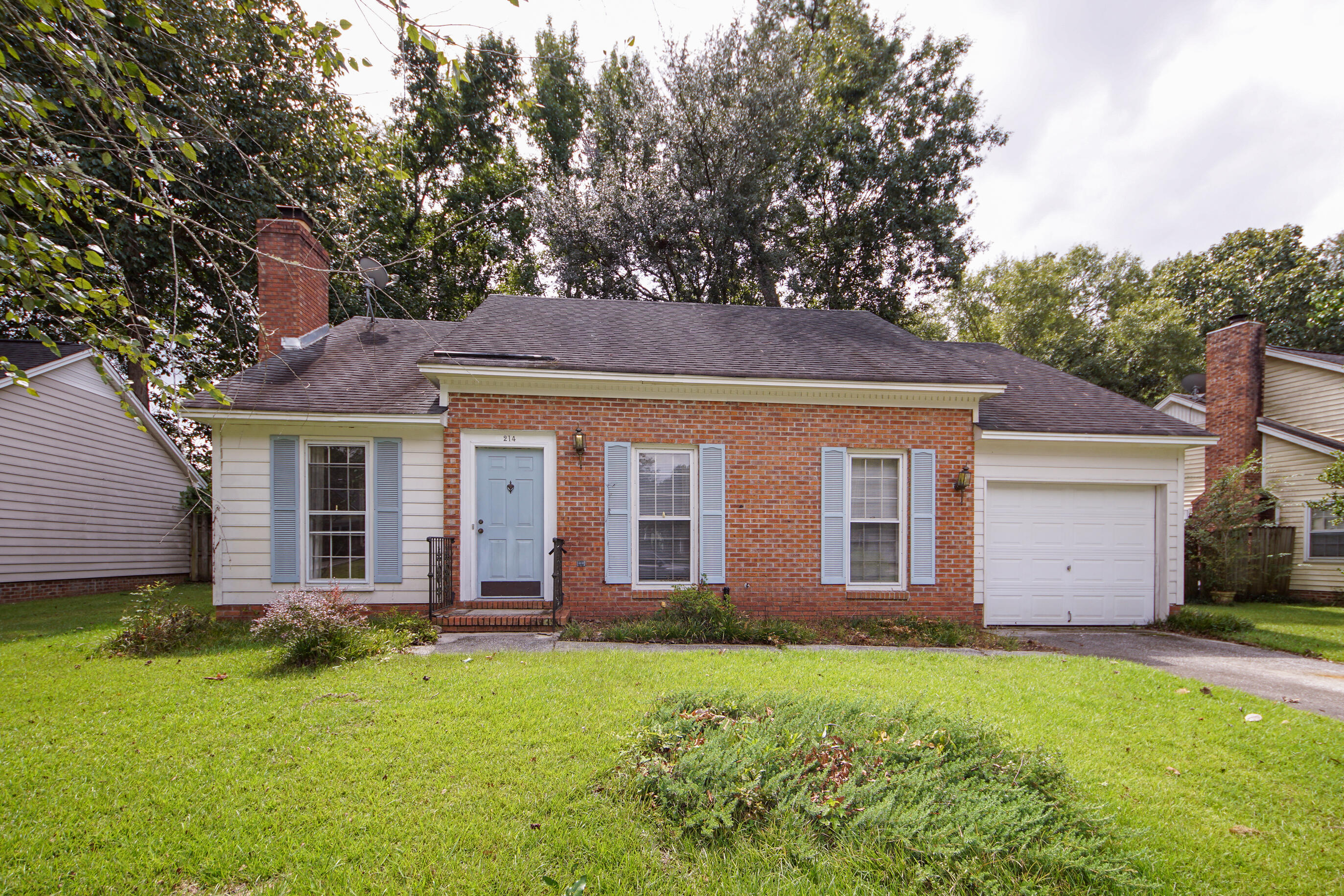 214 Hamlet Road Summerville, SC 29485 - Photo 1 of 37 090121 010