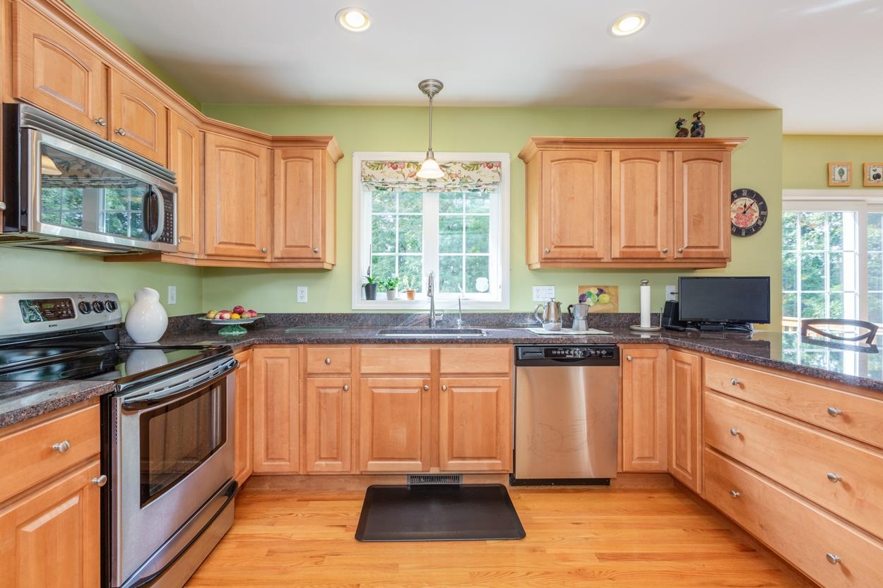 14 Lannan Drive Pelham, NH 03076 - Photo 15 of 40