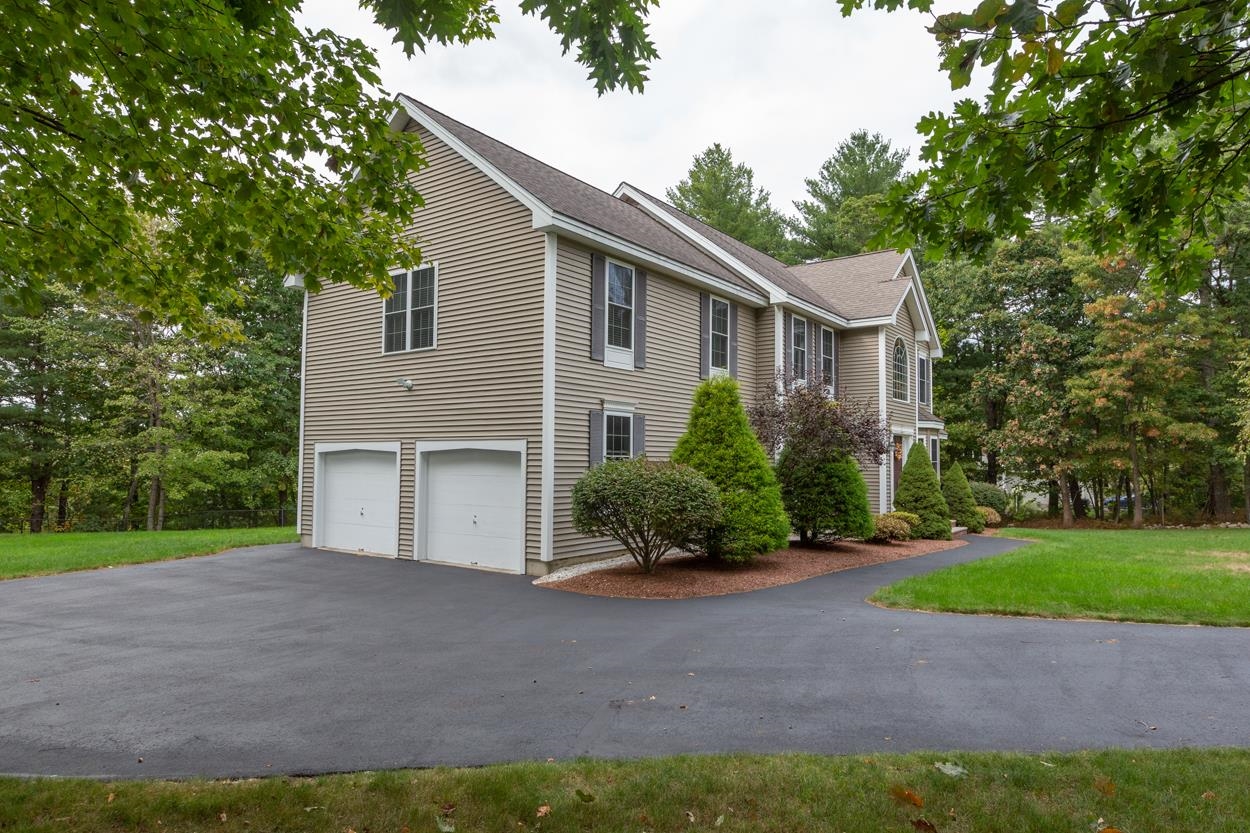 14 Lannan Drive Pelham, NH 03076 - Photo 3 of 40