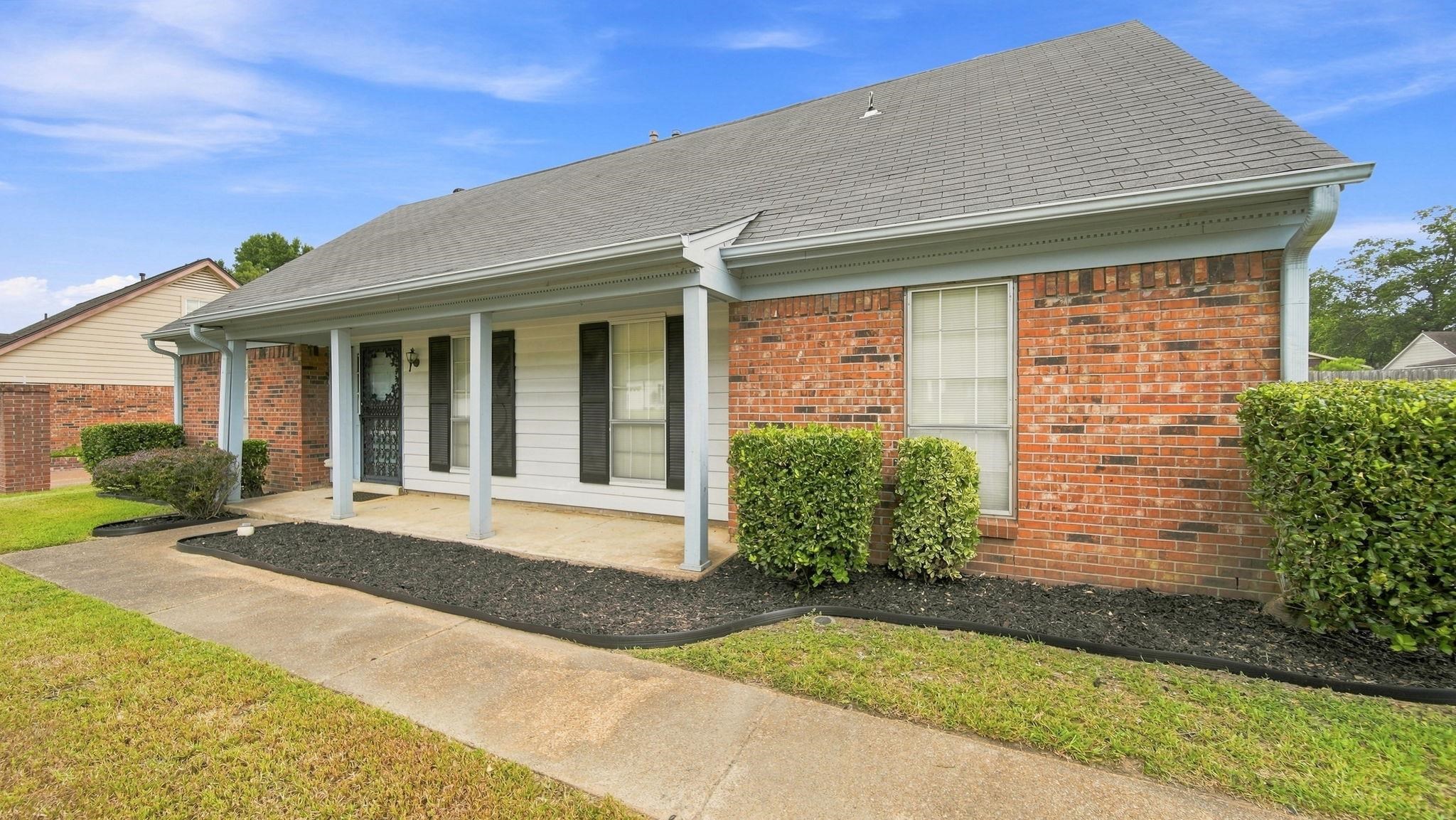 4920 Whitworth Road Memphis, TN 38116 - Photo 4 of 32 Brick and siding exterior with a covered porch