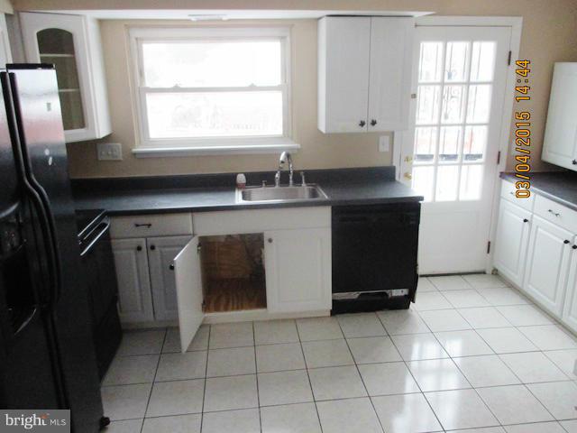 1938 Greengage Road Baltimore, MD 21244 - Photo 4 of 10 Kitchen