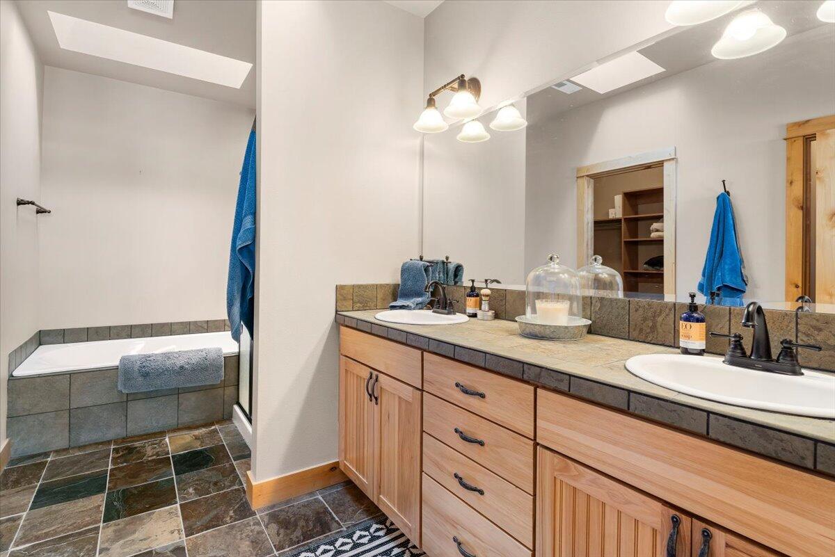 941 Southwest Vantage Point Way Bend, OR 97702 - Photo 16 of 52 13-Primary Bathroom