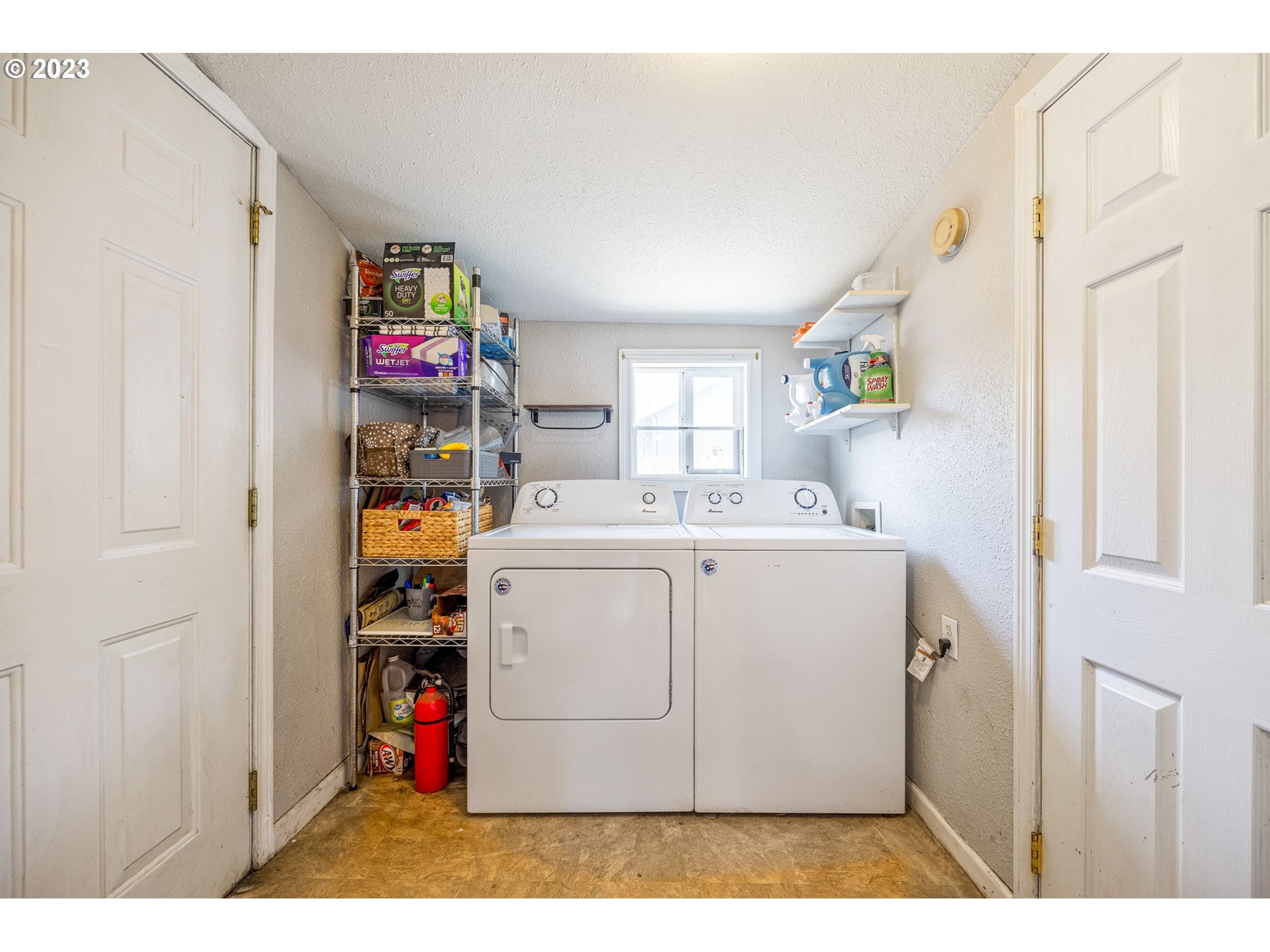2065 G Street Springfield, OR 97477 - Photo 20 of 37 a utility room with dryer and washer