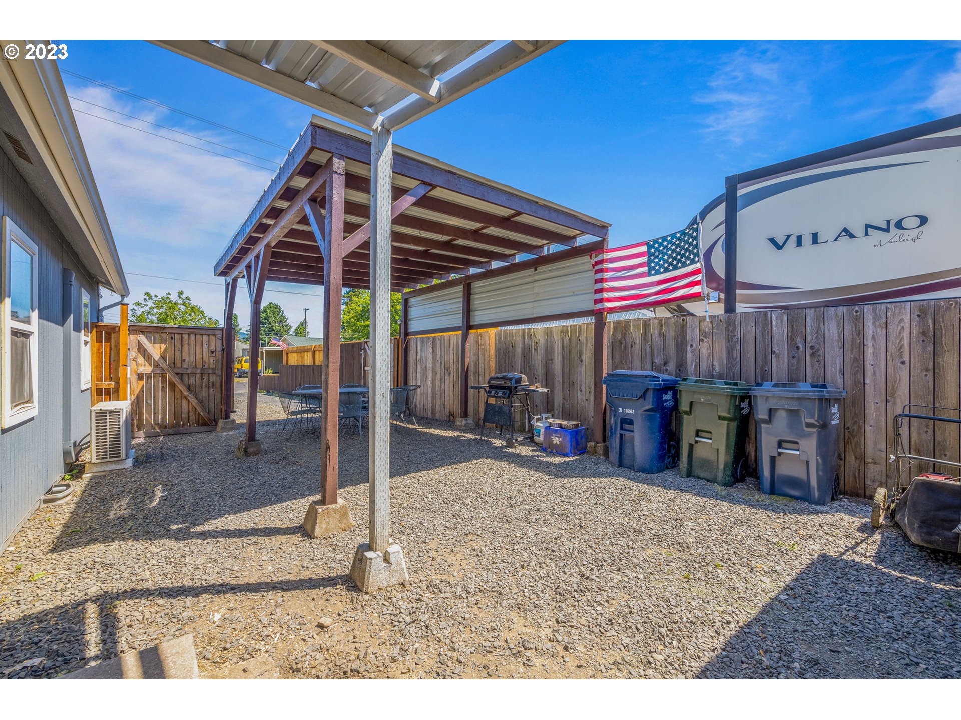 2065 G Street Springfield, OR 97477 - Photo 33 of 37 a view of a garage