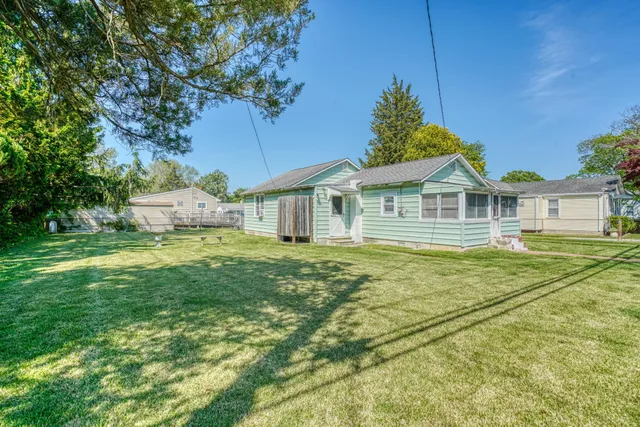 a house with swimming pool in front of it