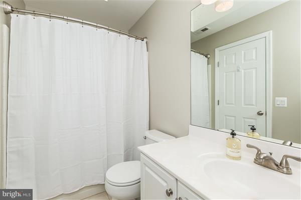 660 Howards Loop Annapolis, MD 21401 - Photo 22 of 25 Bath