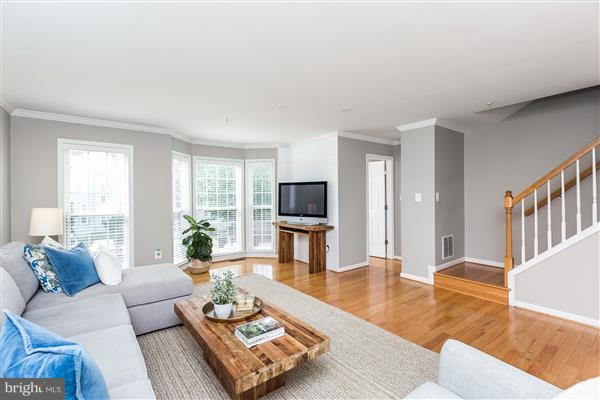 660 Howards Loop Annapolis, MD 21401 - Photo 7 of 25 Living Room