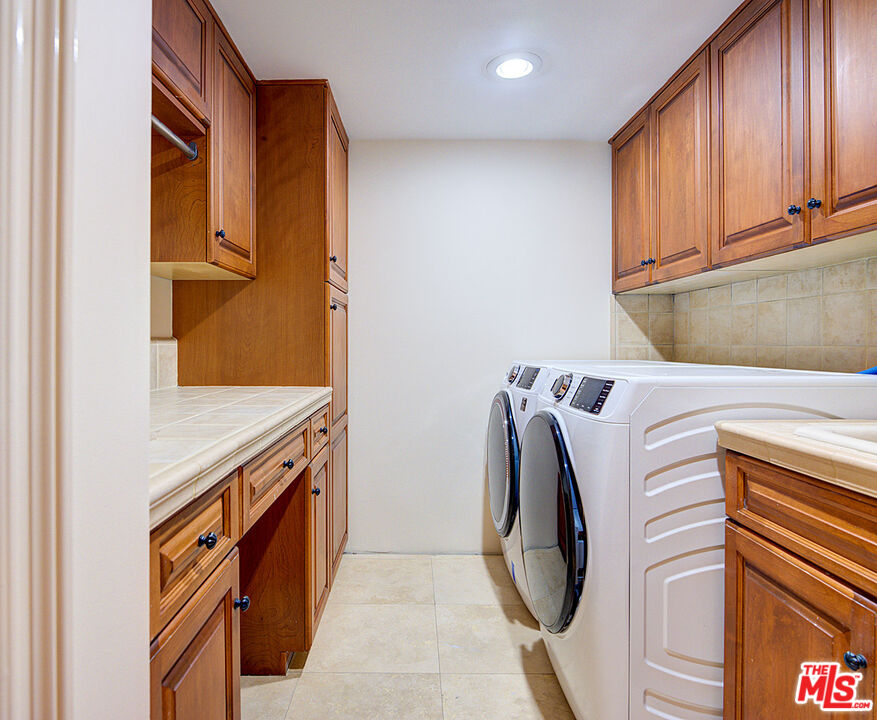 5003 Roma Court Venice, CA 90292 - Photo 13 of 34 a utility room with dryer and washer