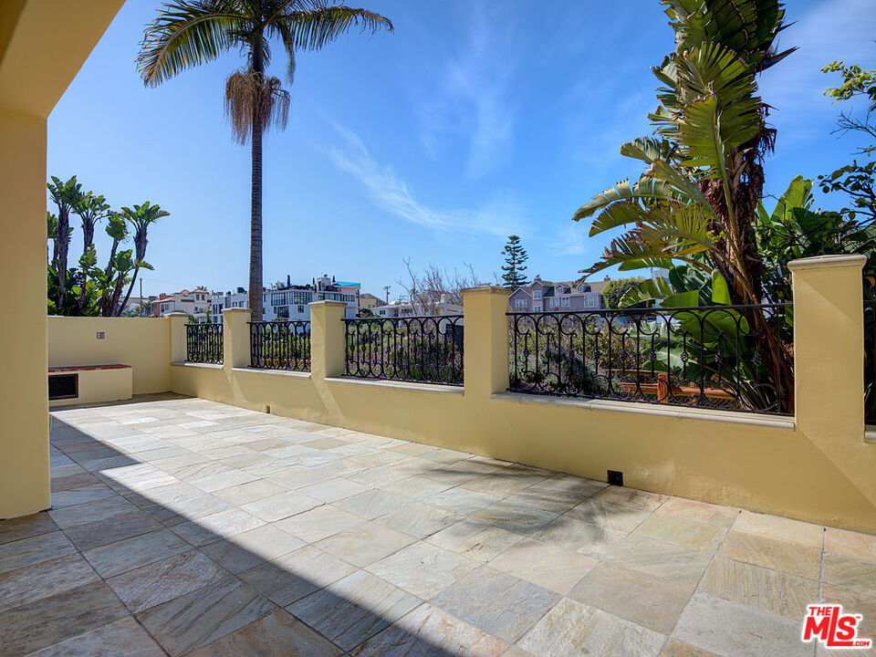 5003 Roma Court Venice, CA 90292 - Photo 15 of 34 a view of outdoor space with palm trees