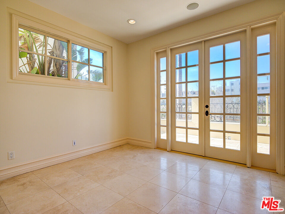 5003 Roma Court Venice, CA 90292 - Photo 17 of 34 a view of an empty room with a window