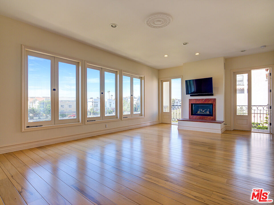 5003 Roma Court Venice, CA 90292 - Photo 20 of 34 a view of an empty room with wooden floor and a window