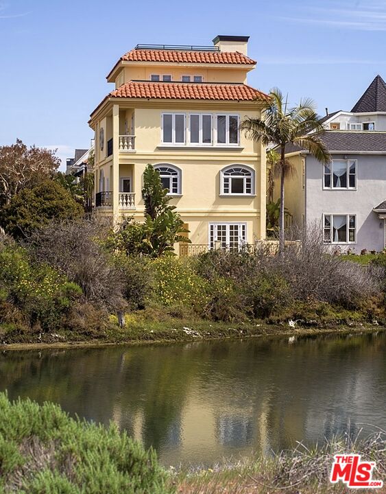 5003 Roma Court Venice, CA 90292 - Photo 2 of 34 a front view of a house with a lake view