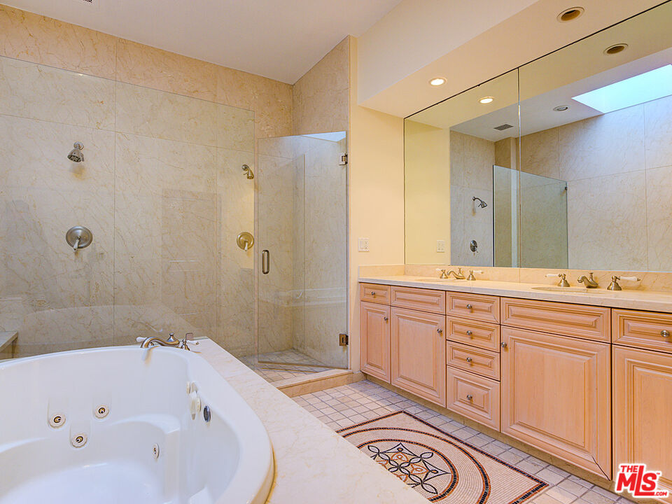 5003 Roma Court Venice, CA 90292 - Photo 22 of 34 a bathroom with a bathtub and a sink