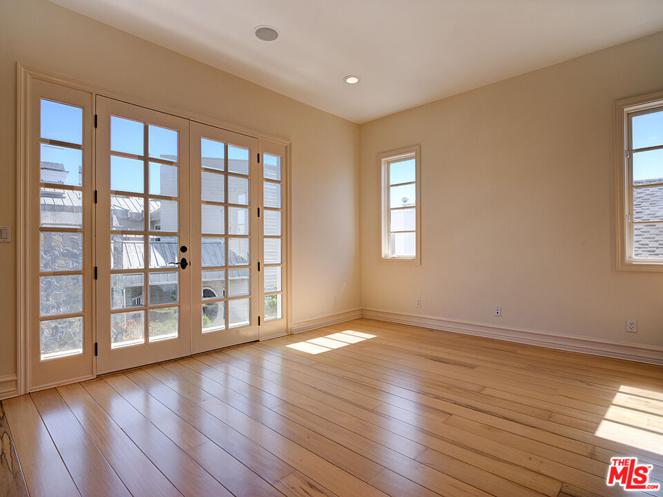 5003 Roma Court Venice, CA 90292 - Photo 23 of 34 a view of an empty room with wooden floor and a window