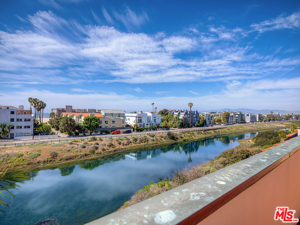 5003 Roma Court Venice, CA 90292 - Photo 29 of 34 a view of lake and city