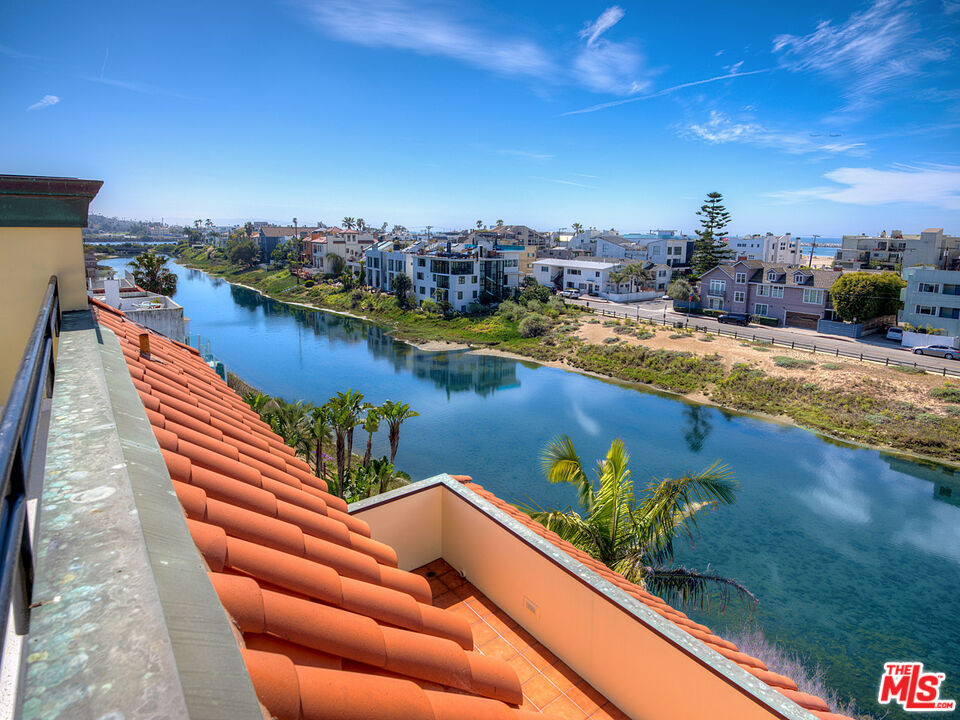 5003 Roma Court Venice, CA 90292 - Photo 30 of 34 a view of a city from a balcony