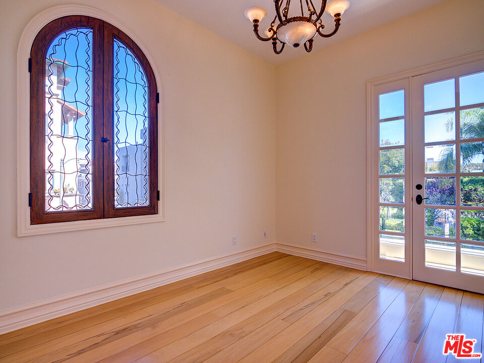 5003 Roma Court Venice, CA 90292 - Photo 5 of 34 a view of a livingroom with wooden floor and a window
