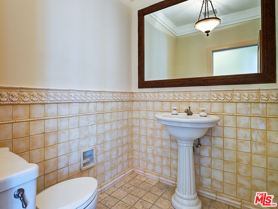 5003 Roma Court Venice, CA 90292 - Photo 6 of 34 a bathroom with a sink toilet and mirror