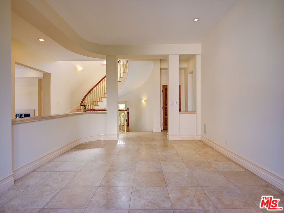5003 Roma Court Venice, CA 90292 - Photo 8 of 34 a view of an empty room with a window