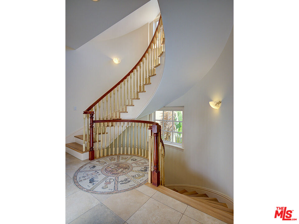 5003 Roma Court Venice, CA 90292 - Photo 9 of 34 a view of entryway