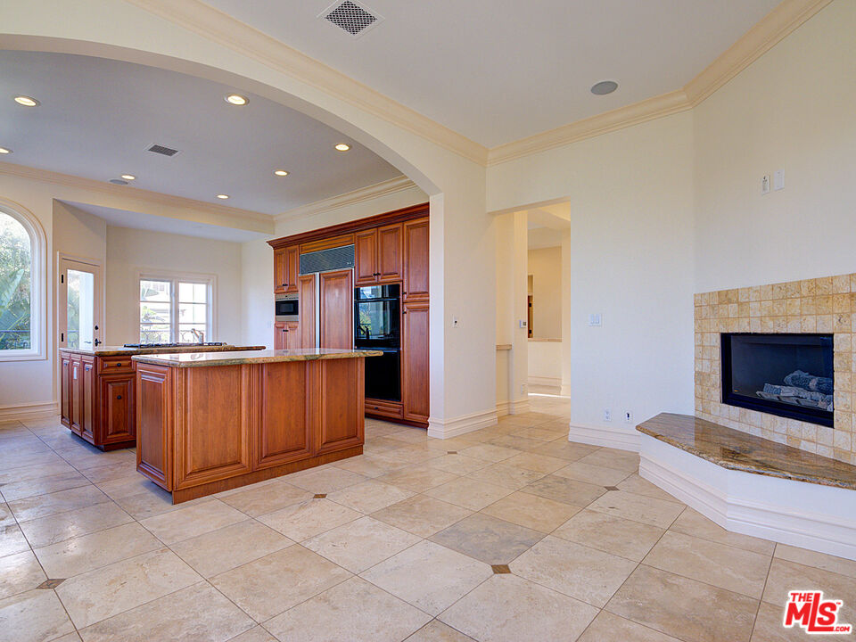 5003 Roma Court Venice, CA 90292 - Photo 10 of 34 a living room with furniture and a fireplace
