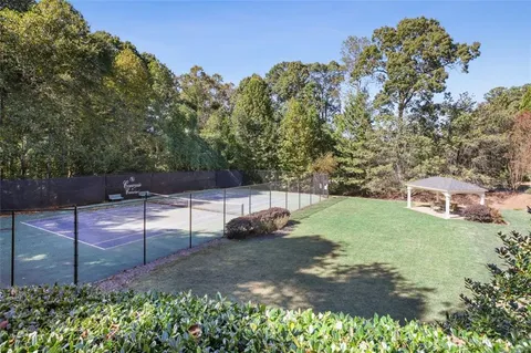 a view of a backyard