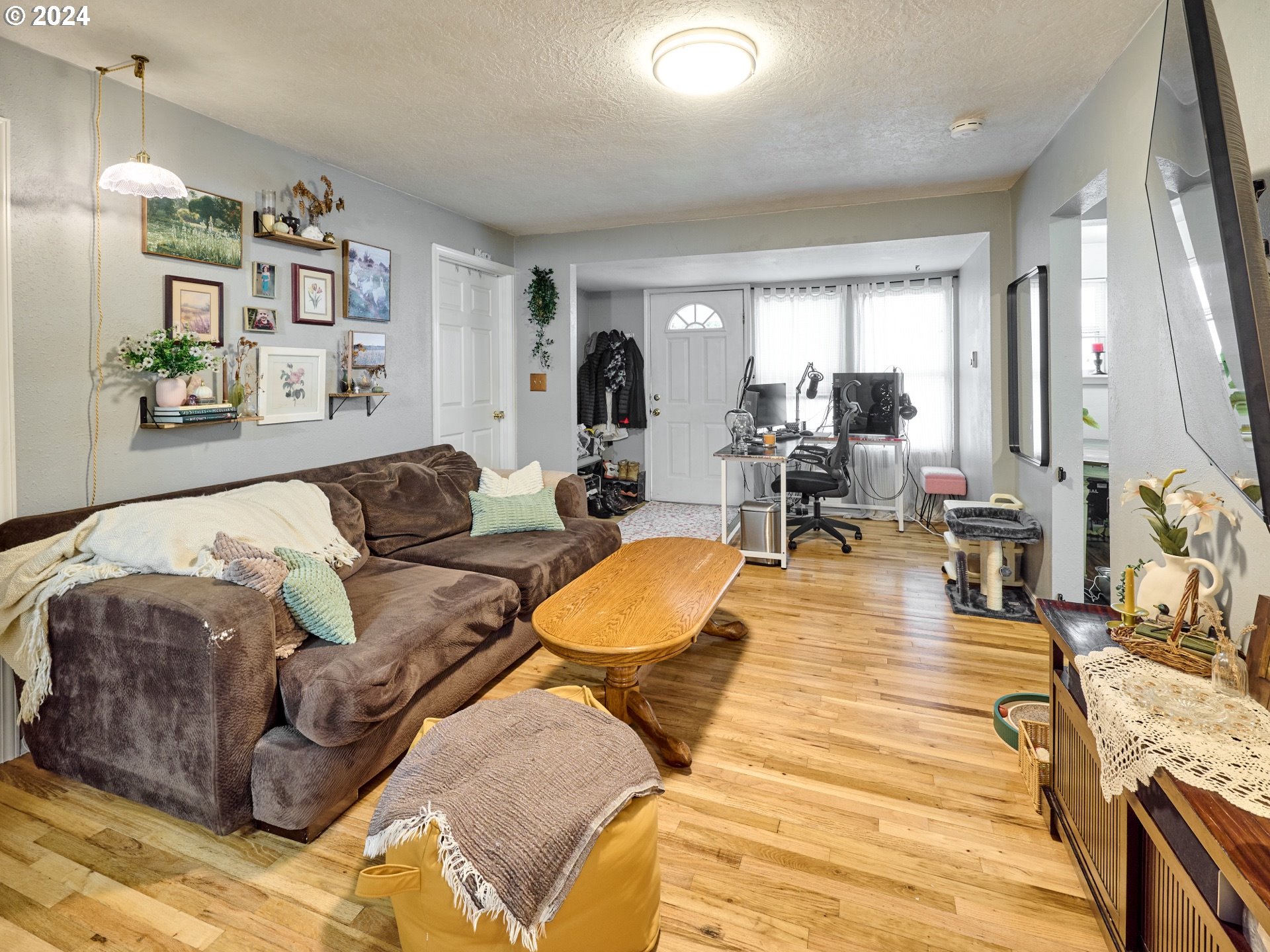 2453 Simpson Street Southeast Salem, OR 97301 - Photo 5 of 36 Living Room