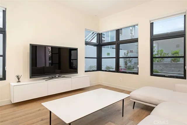 $1,690,000 | 822 South Plymouth Boulevard, Unit 4, Los Angeles, CA 90005