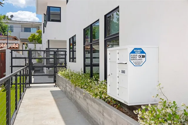 $1,690,000 | 822 South Plymouth Boulevard, Unit 4, Los Angeles, CA 90005