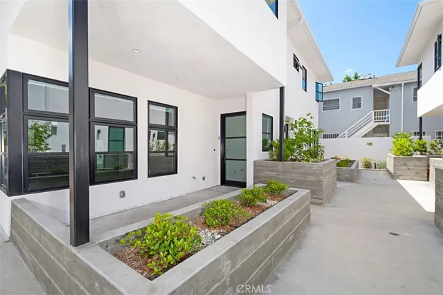 $1,690,000 | 822 South Plymouth Boulevard, Unit 4, Los Angeles, CA 90005