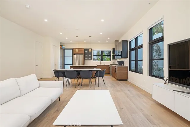 $1,690,000 | 822 South Plymouth Boulevard, Unit 4, Los Angeles, CA 90005