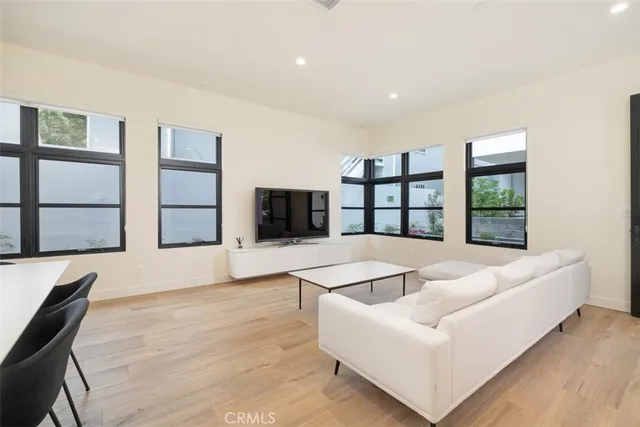 $1,690,000 | 822 South Plymouth Boulevard, Unit 4, Los Angeles, CA 90005