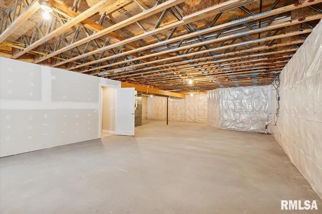 $369,900 | 707 Wells Fargo Trail, Le Claire, IA 52753