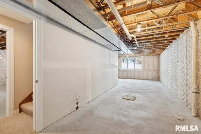 $369,900 | 707 Wells Fargo Trail, Le Claire, IA 52753