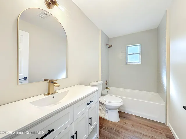 a view of empty room with large windows