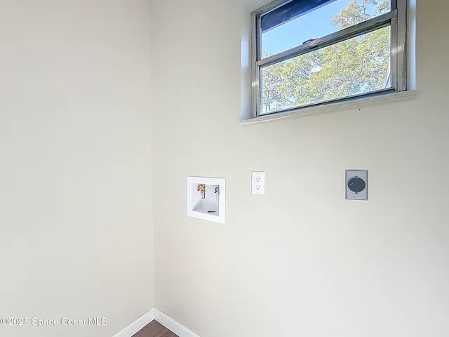 a view of a house with backyard and garden