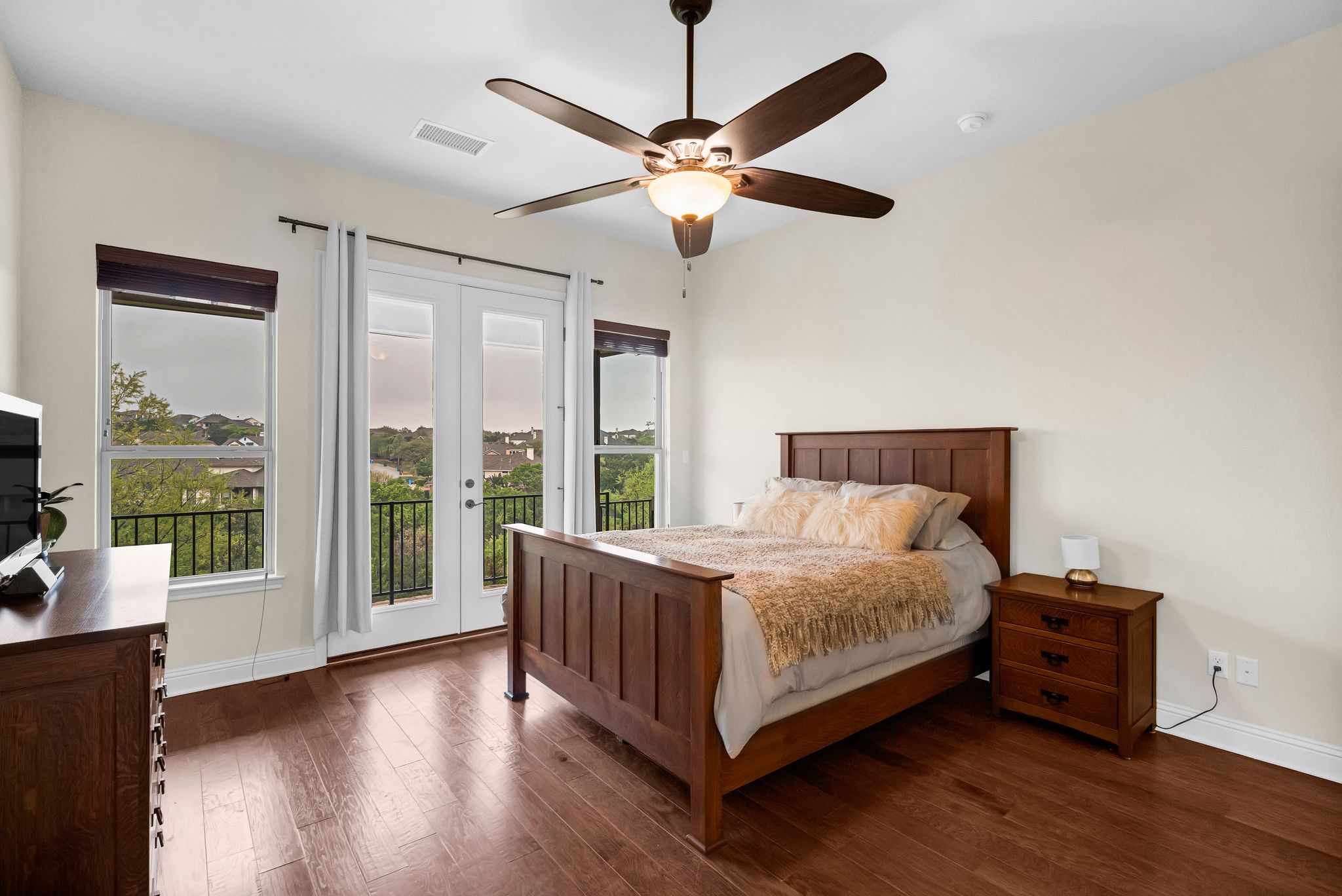 212 Tavish Trail Austin, TX 78738 - Photo 19 of 32 a bedroom with a large bed and a large window