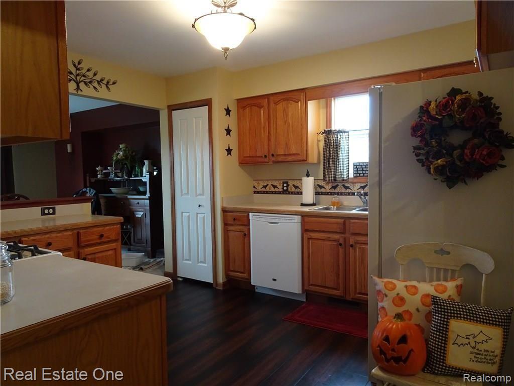 2446 Baldwin Road Grand Blanc, MI 48439 - Photo 7 of 17 Kitchen