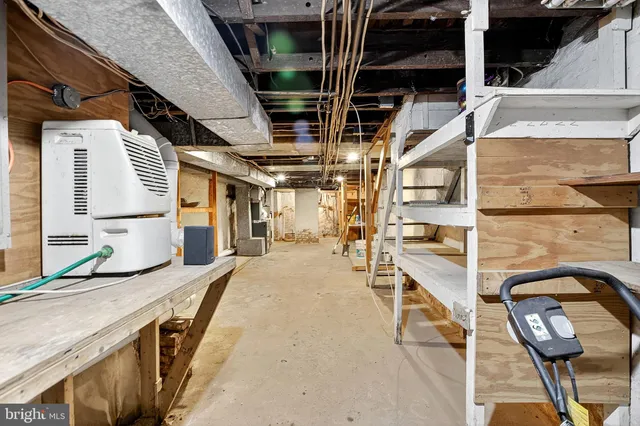 a view of a house with backyard and porch