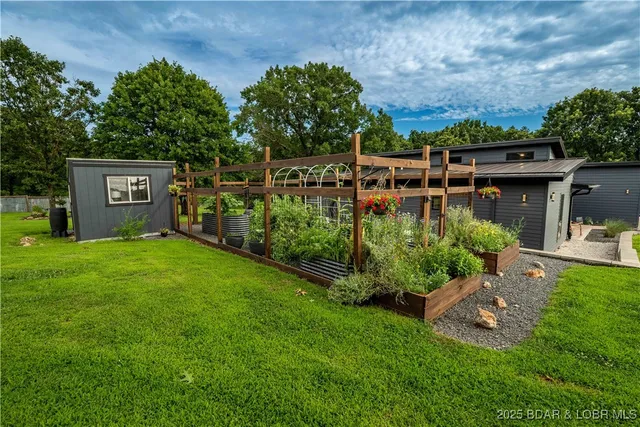 $420,000 | 17775 Woodland Vw Drive, Versailles, MO 65084