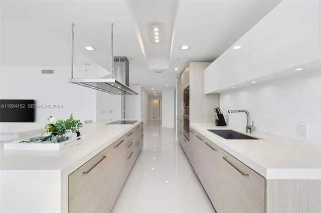 $2,200,000 | 17111 Biscayne Boulevard, Unit 1110, North Miami Beach, FL 33160