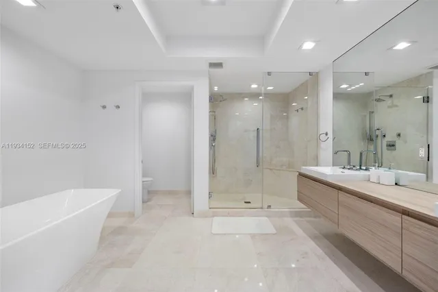 $2,200,000 | 17111 Biscayne Boulevard, Unit 1110, North Miami Beach, FL 33160