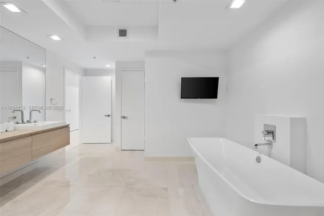 $2,200,000 | 17111 Biscayne Boulevard, Unit 1110, North Miami Beach, FL 33160