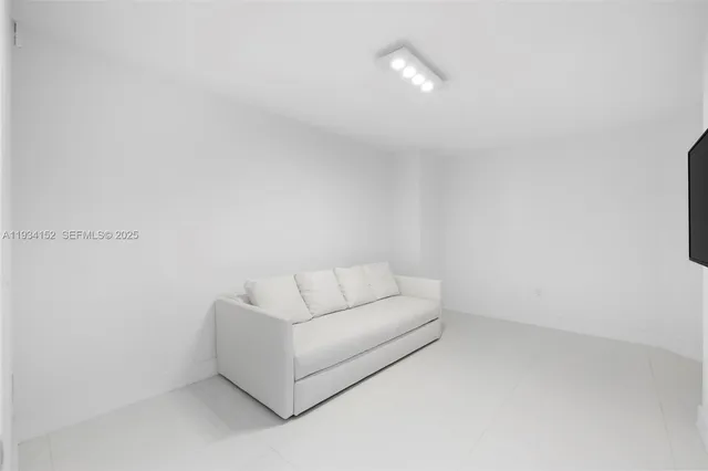 $2,200,000 | 17111 Biscayne Boulevard, Unit 1110, North Miami Beach, FL 33160